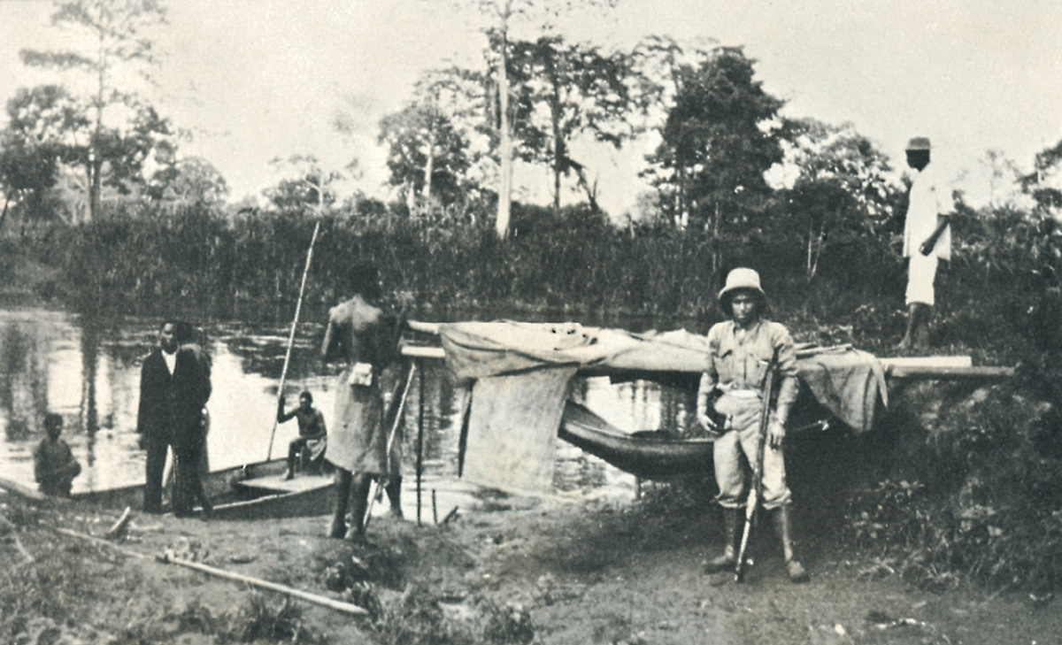 A photograph of Alves Reis on an expedition in Angola, nineteen twenty.