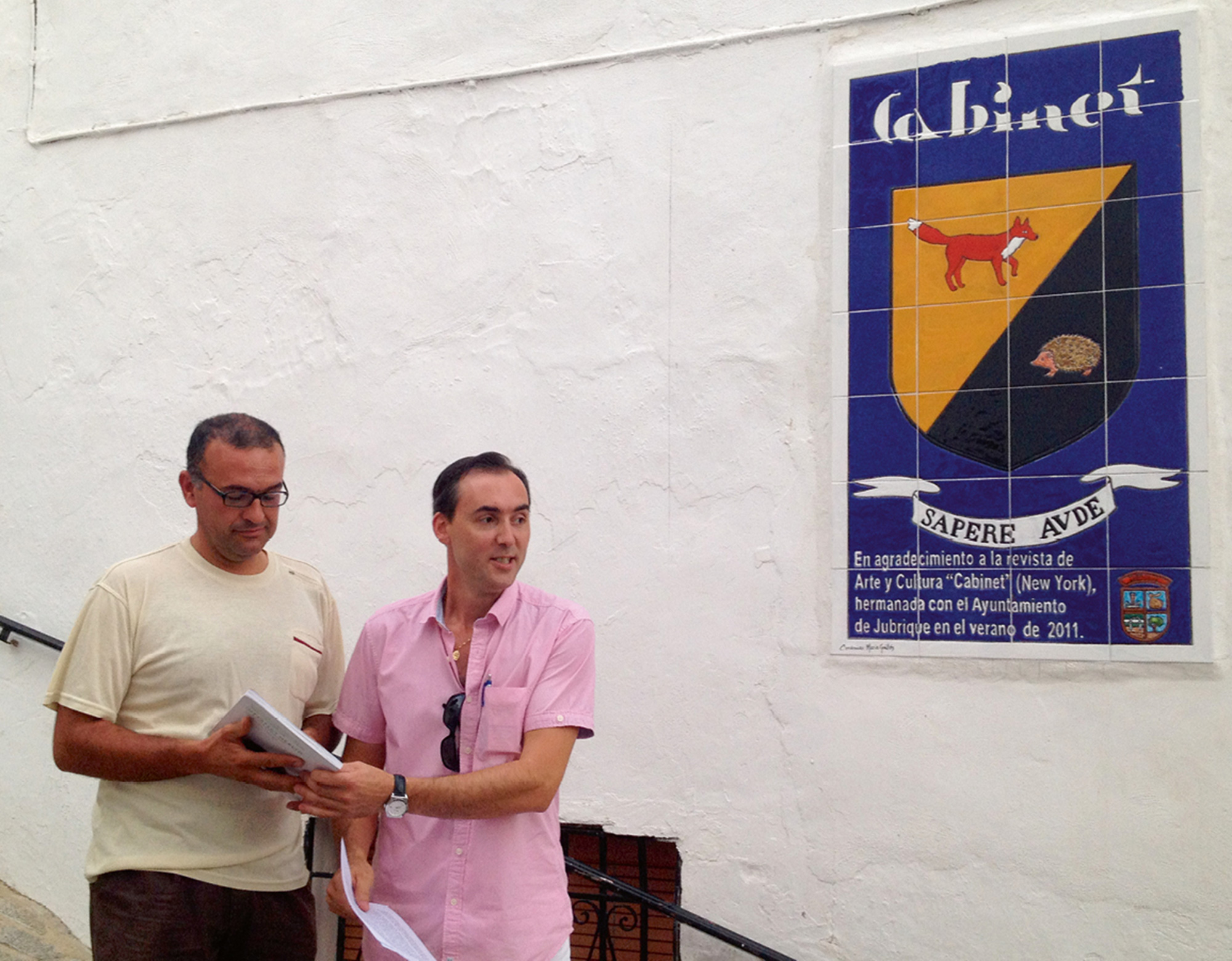 A photograph of Jubrique’s mayor David Sanchez and deputy mayor Paco Jesus as they inaugurate the ceramic plaque.