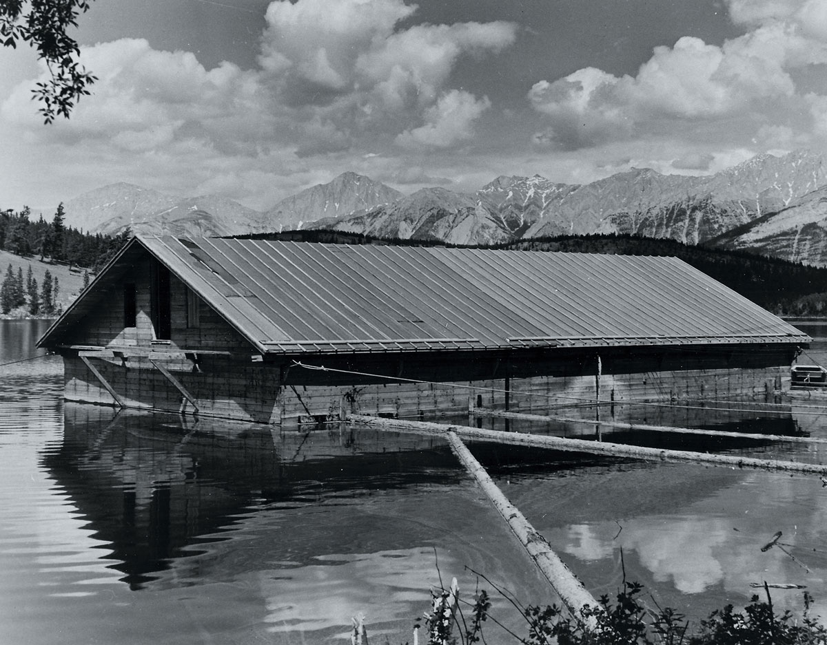 A photograph of the roofed-over test model of Habbakuk floating on Patricia Lake in early 1943.