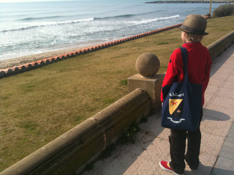 The young boy and the sea. Photo: Mats Bigert.