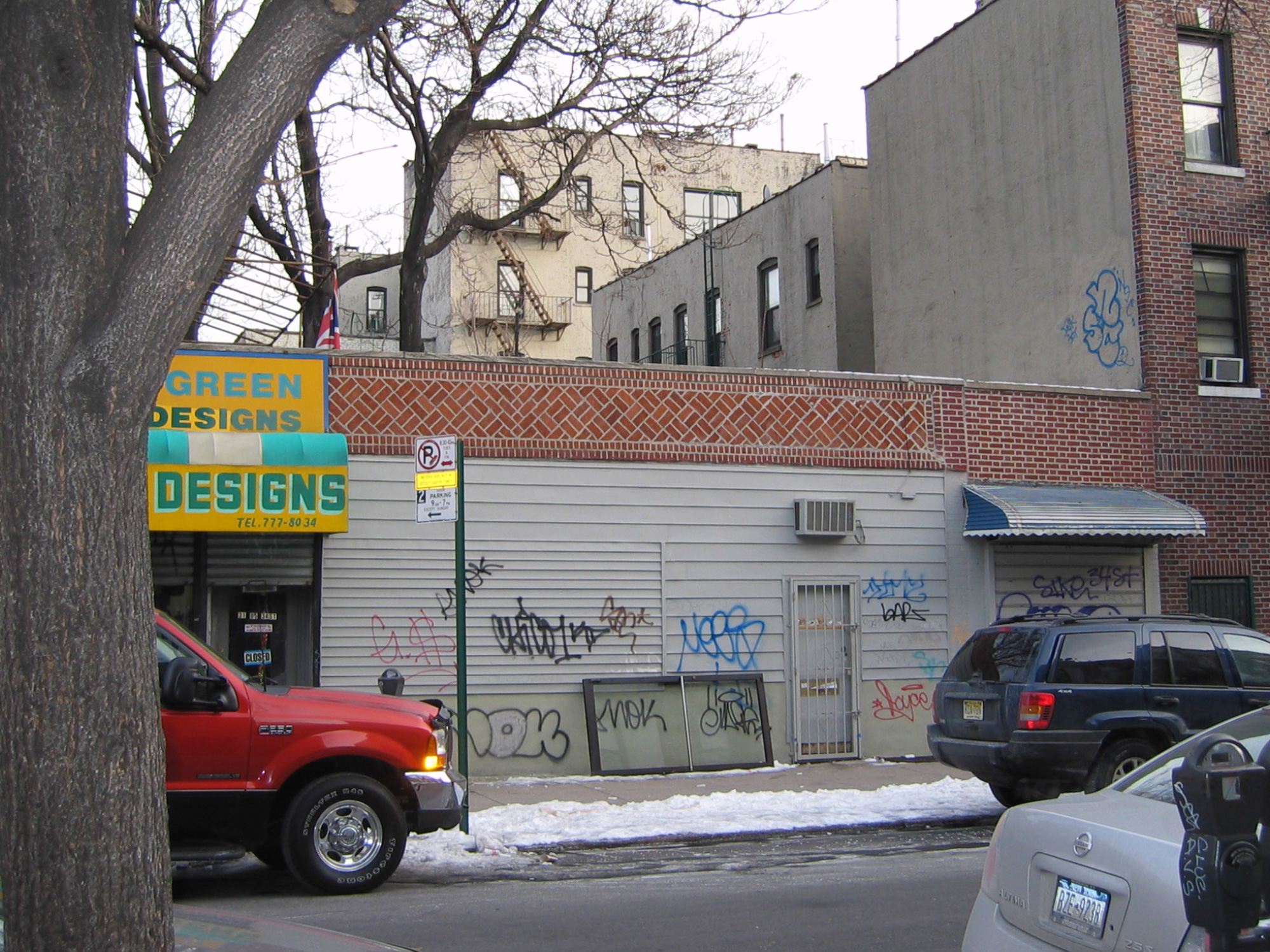 Photograph of block 624, lot 141, Queens, framed by 34th St, 35th St, 31st Ave & Broadway.