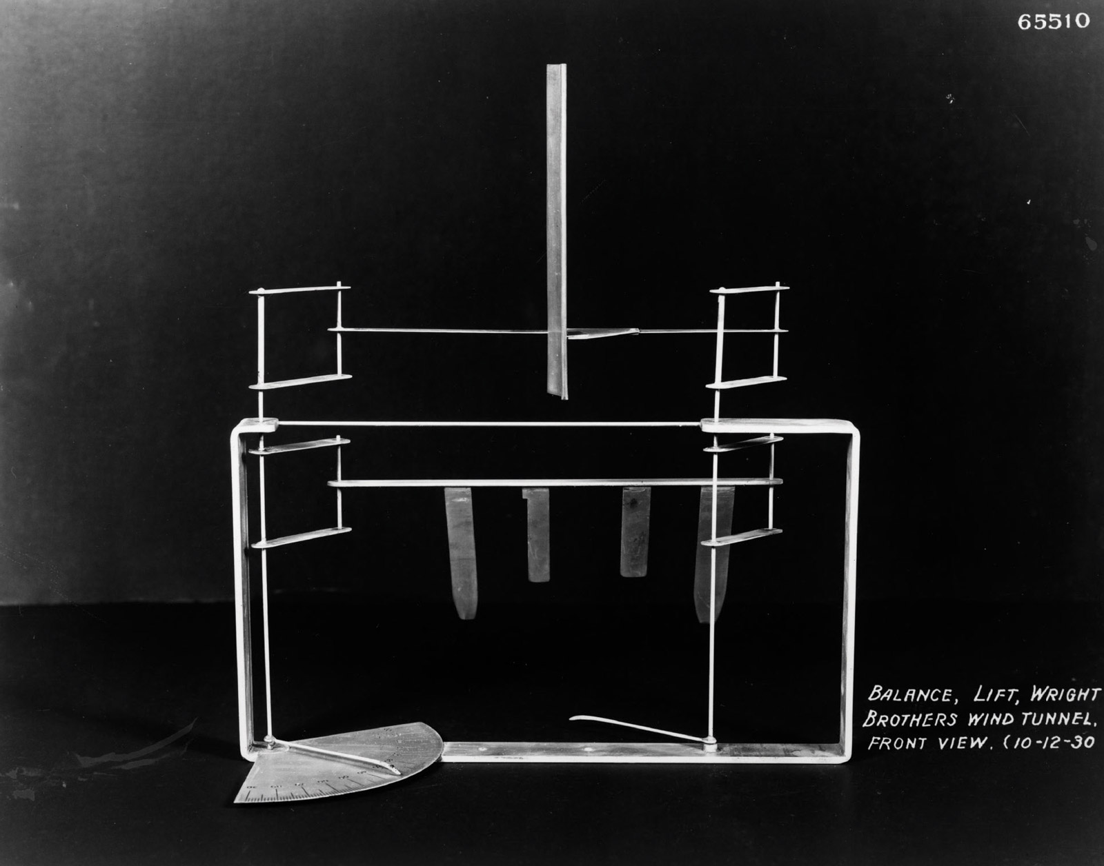 1930 reconstruction of the Wright brothers’ 1901 lift balance. The original
balance, made from bicycle spokes and hacksaw blades, enabled the Wrights
to measure aerodynamic lift on small models of their wing designs. The brothers
built a similar balance to measure drag. Interactive simulators of both lift and
drag balances are available at wright.nasa.gov/airplane/balance.html. Courtesy Special Collections and Archives, Wright State University.