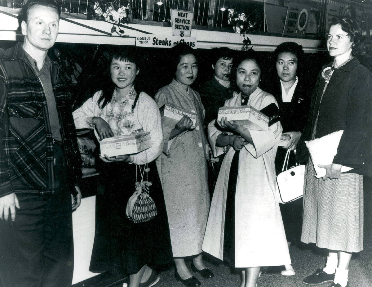 A photograph of five Hiroshima Maidens with their Quaker hosts at Reading Terminal Market, Philadelphia, in late May 1955.