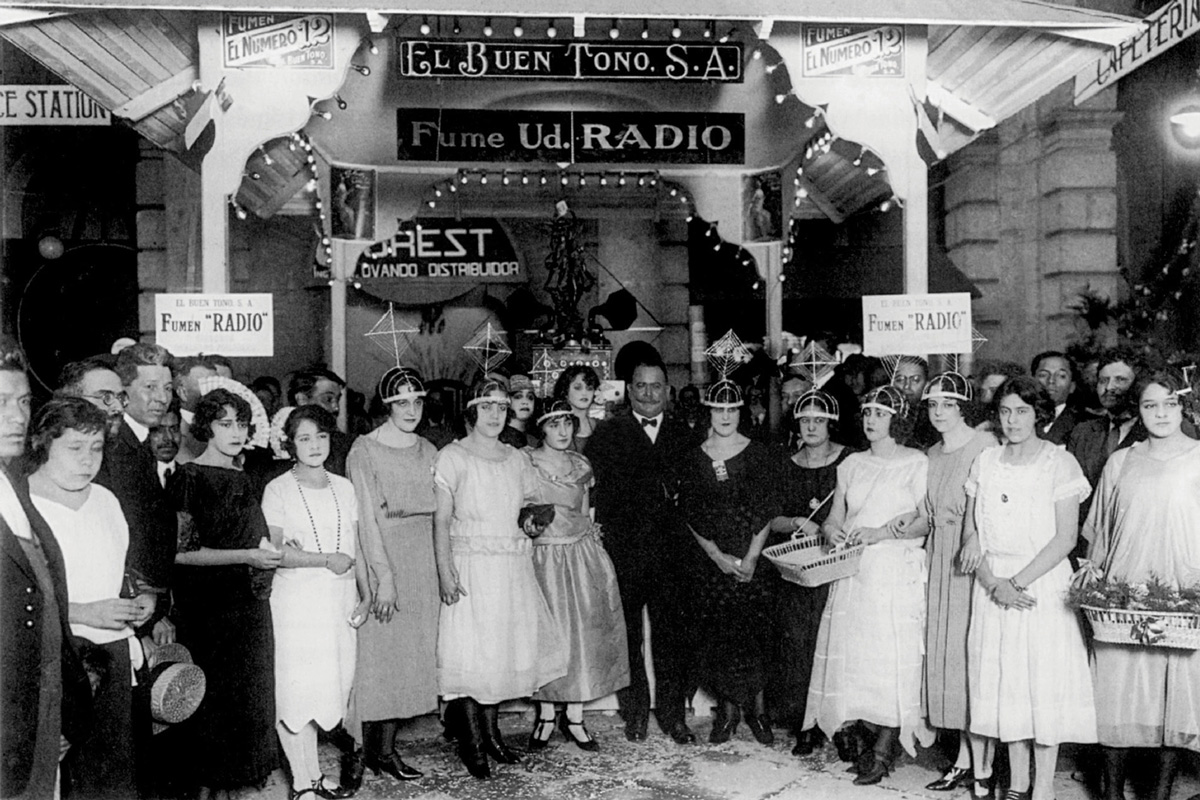 A photograph of El Buen ­Tono’s stand at the radio fair, nineteen twenty three. 