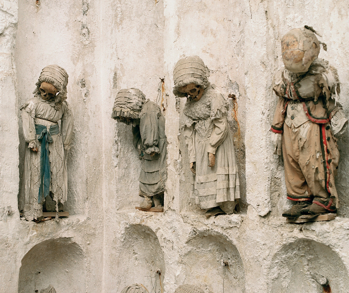 A photograph of corpses in the catacombs of Palermo.