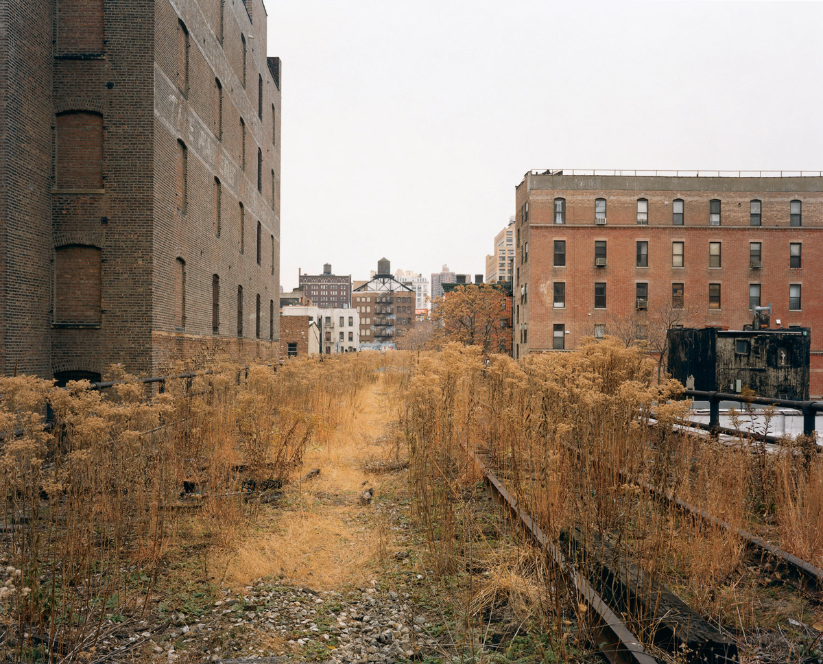 A 2000 photograph by artist Joel Sternfeld entitled “The High Line, Looking North From 26th Street November 2000.”