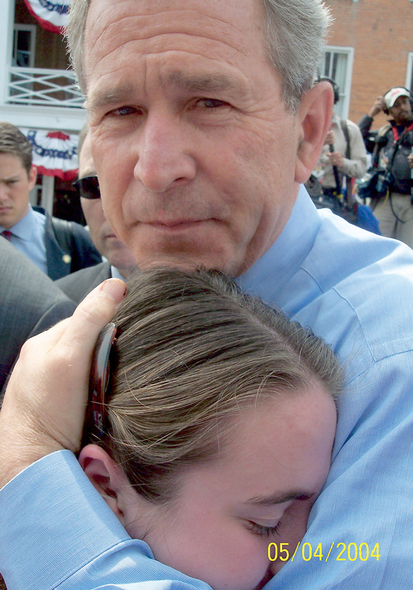 George W. Bush with Ashley Faulkner in Lebanon, Ohio, 4 May 2004. Photo AP.