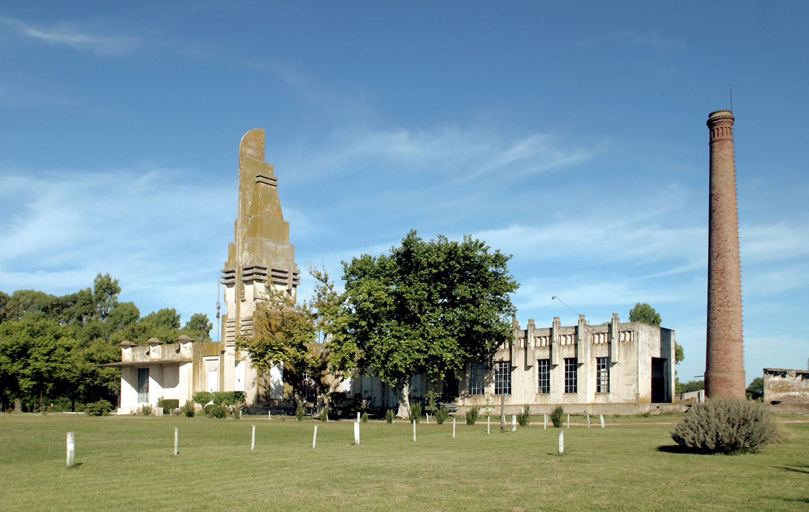 A photograph of a slaughterhouse designed by architect Francisco Salamone in Coronel Pringles, Argentina.