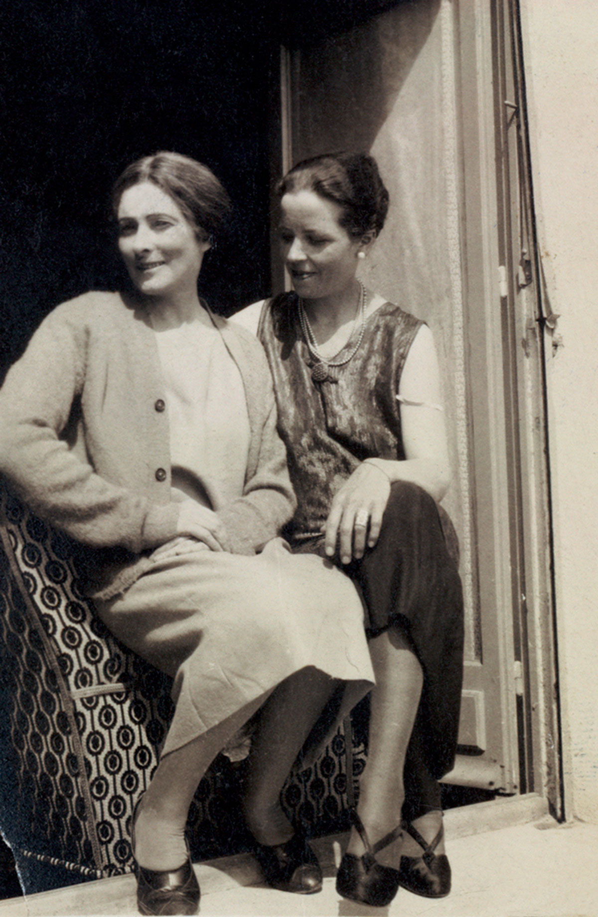 A 1927 photograph of Djuna Barnes and Mina Loy. 