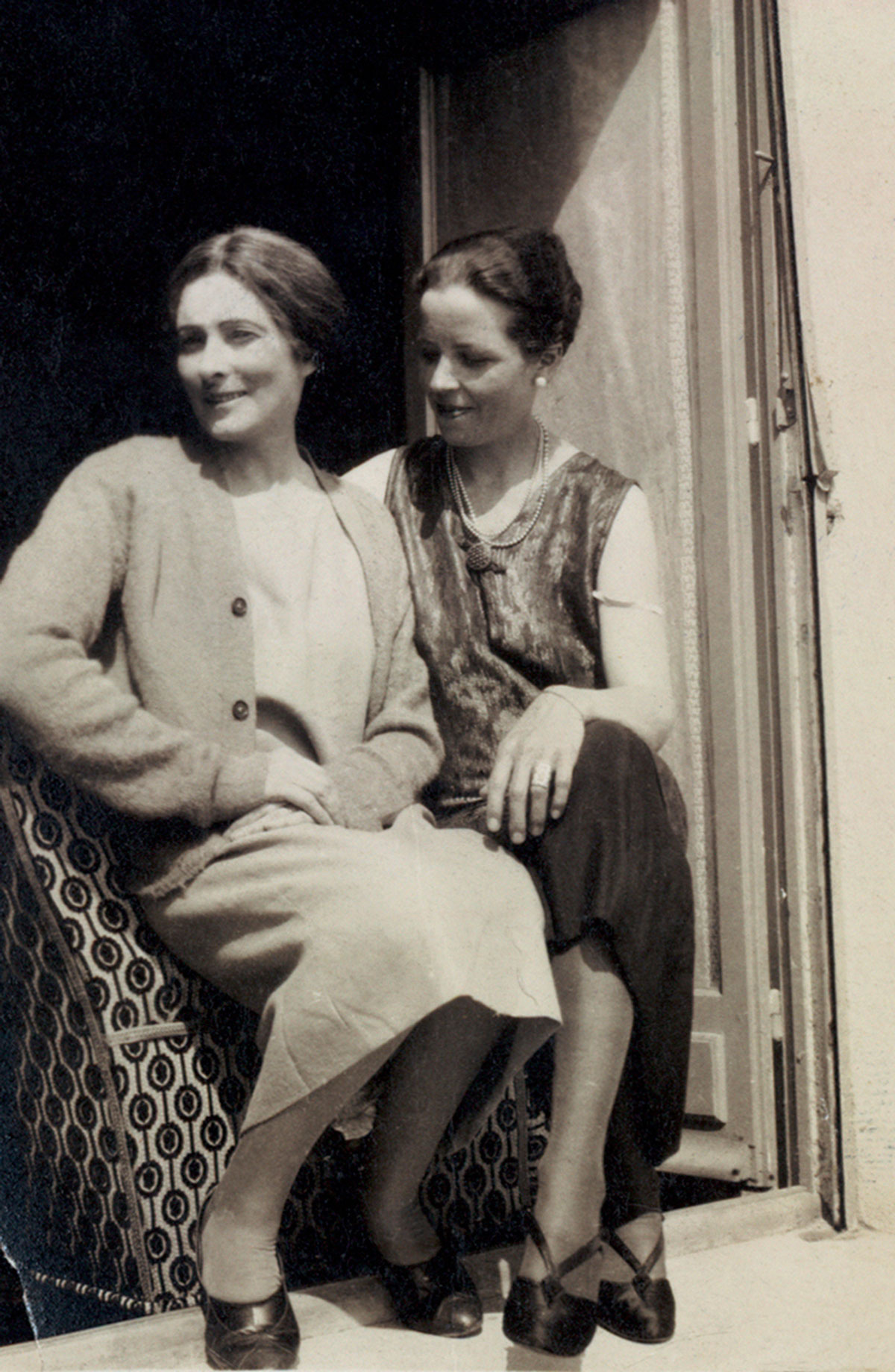 A 1927 photograph of Djuna Barnes and Mina Loy.