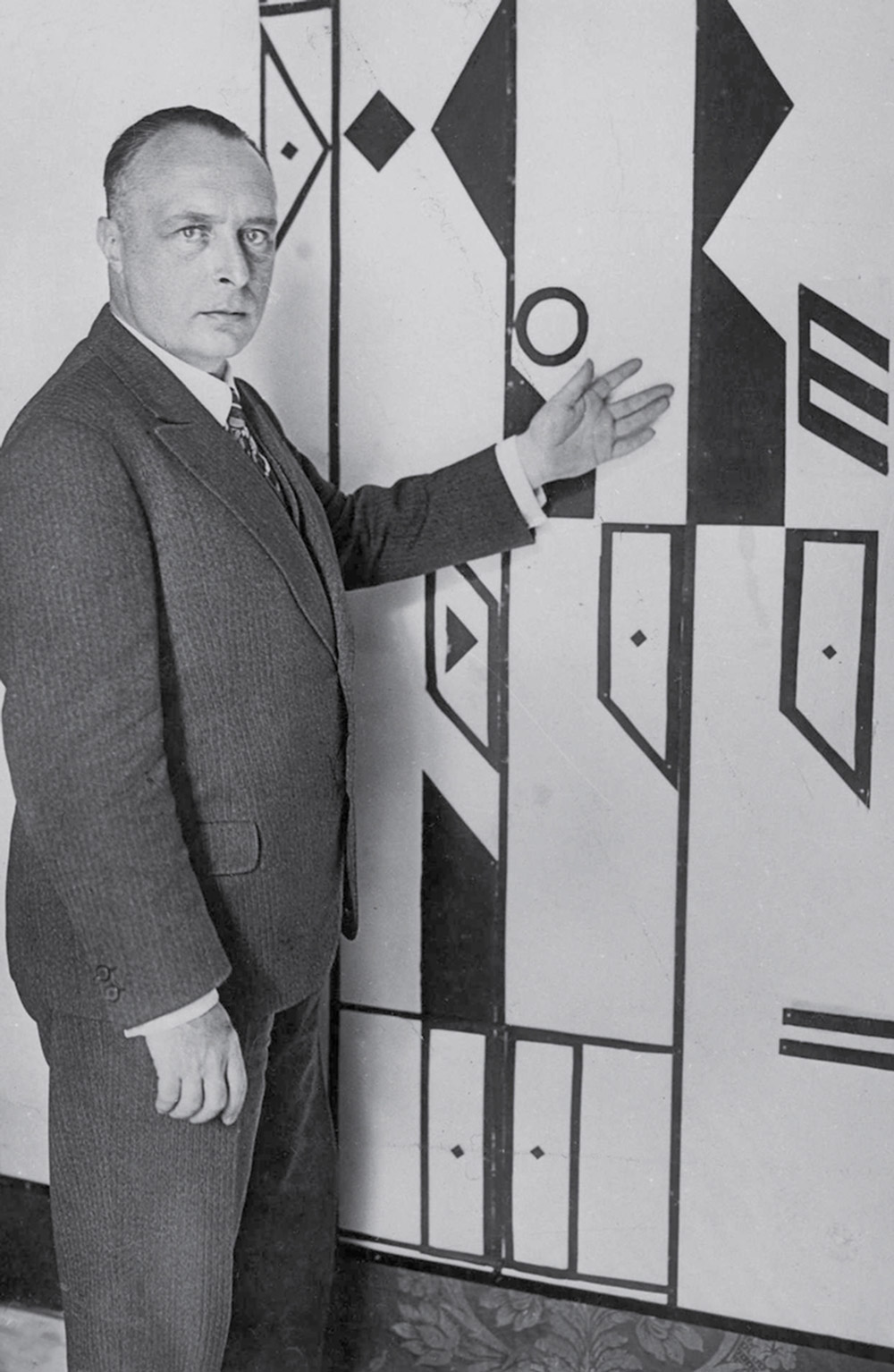 A 1928 photograph of Rudolf von Laban lecturing on his dance notation system.