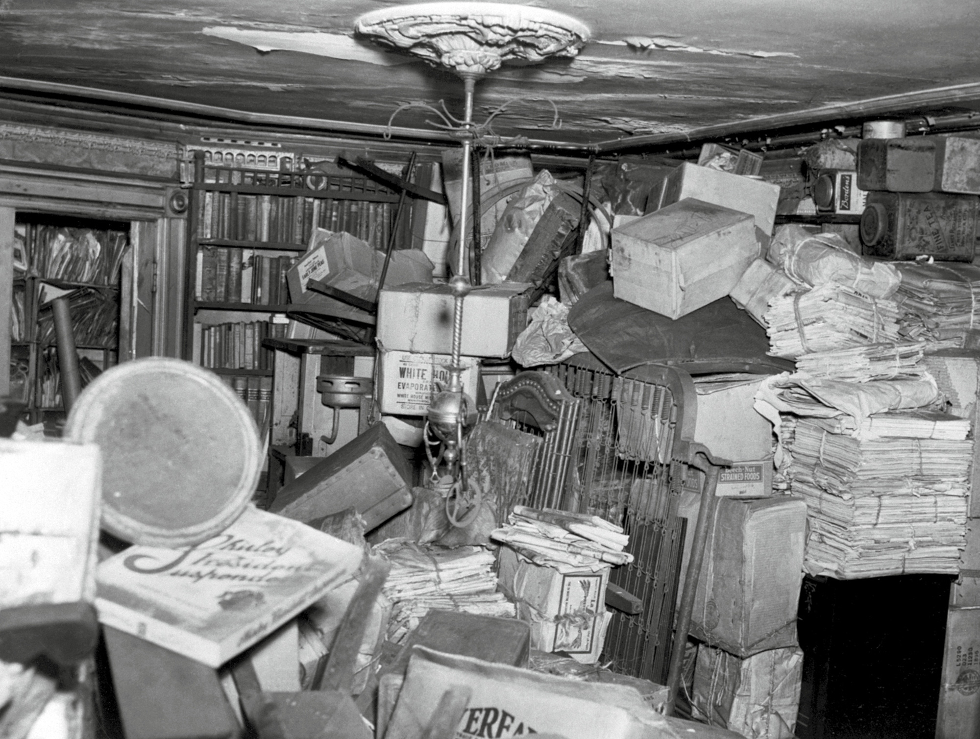 A photograph of police searching for Langley Collyer.