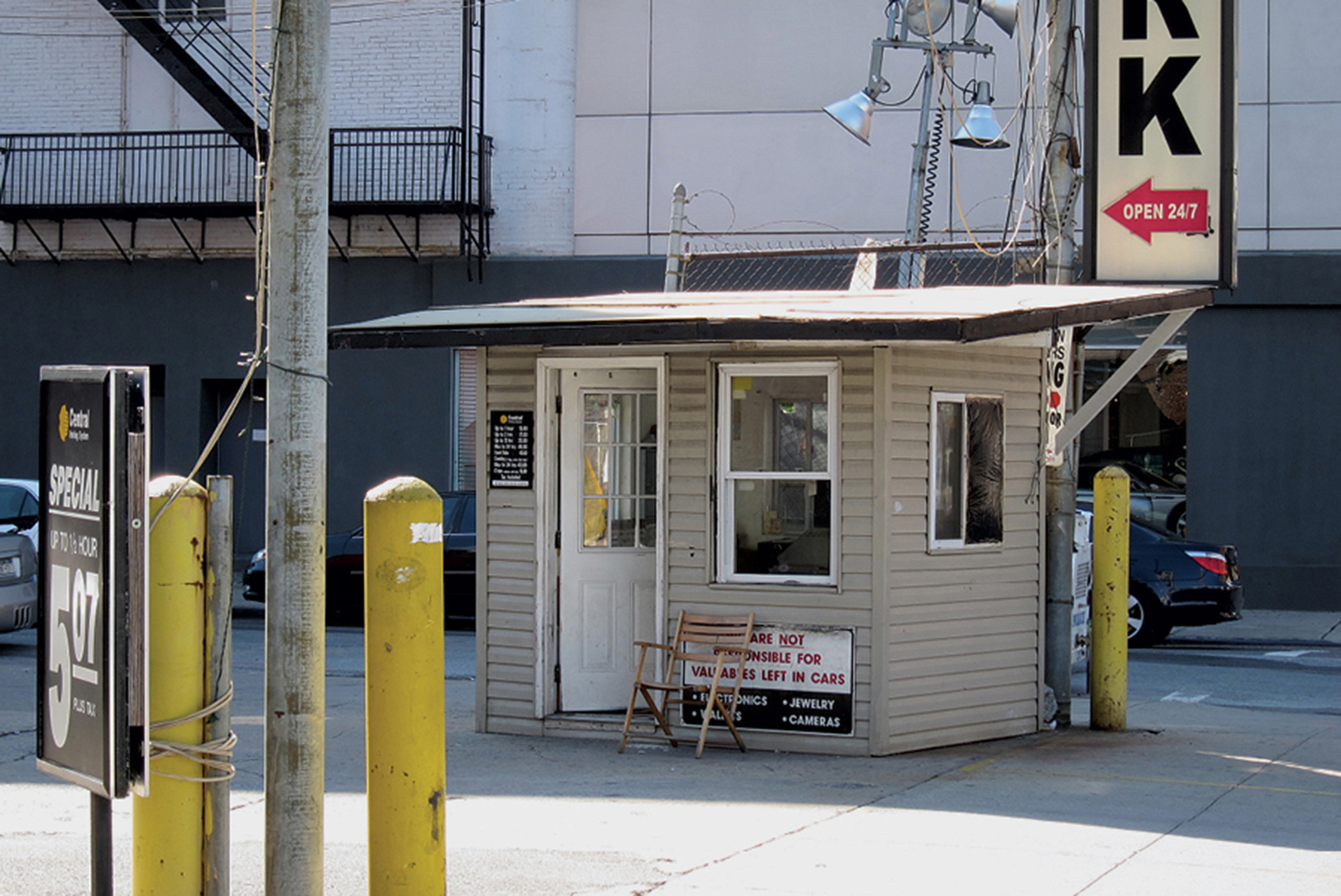 A photograph of a valet booth on the corner of eleventh Avenue and twenty-eighth Street in New York City.