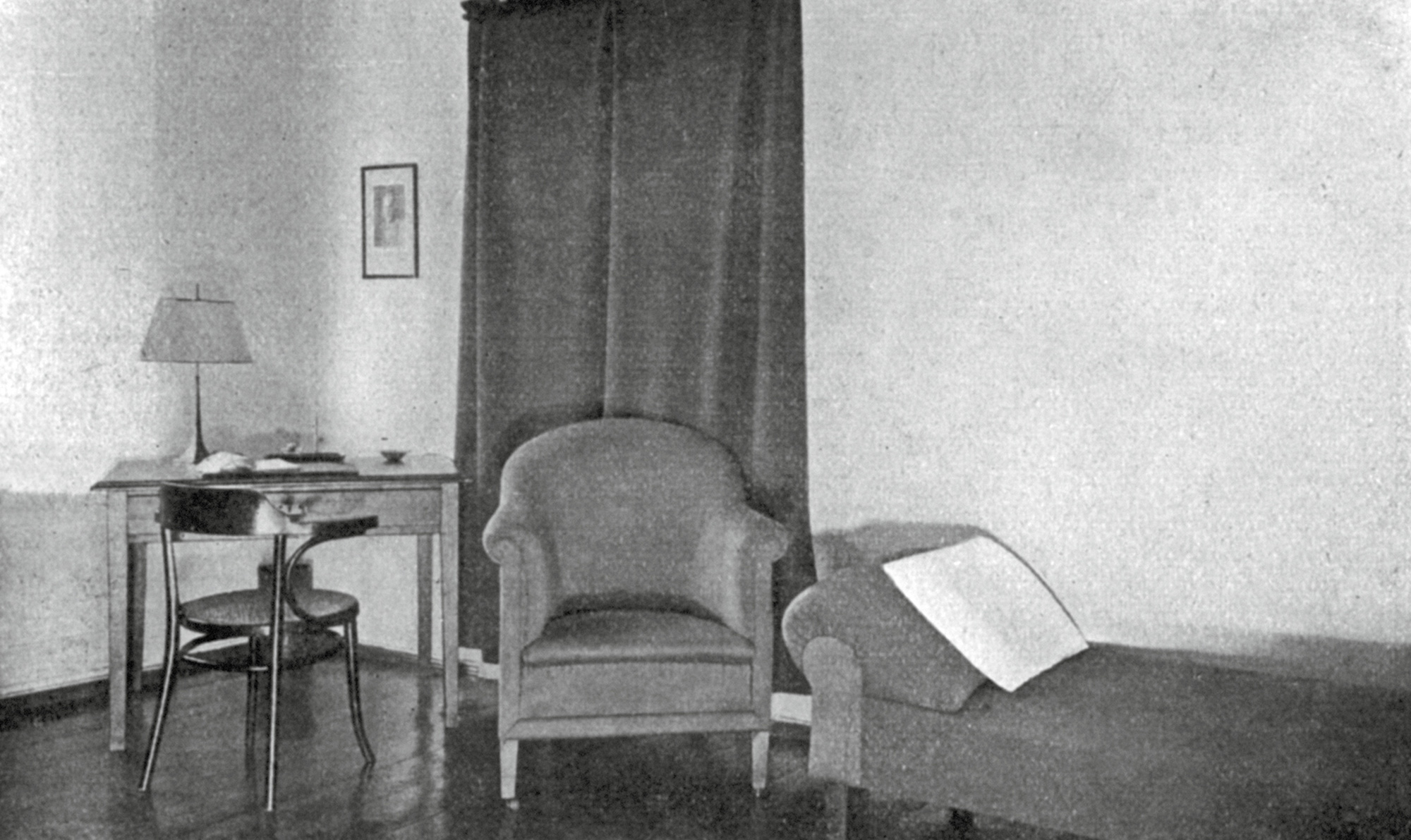 A photograph of the consulting room designed by Freud for the relocated Berlin polyclinic.