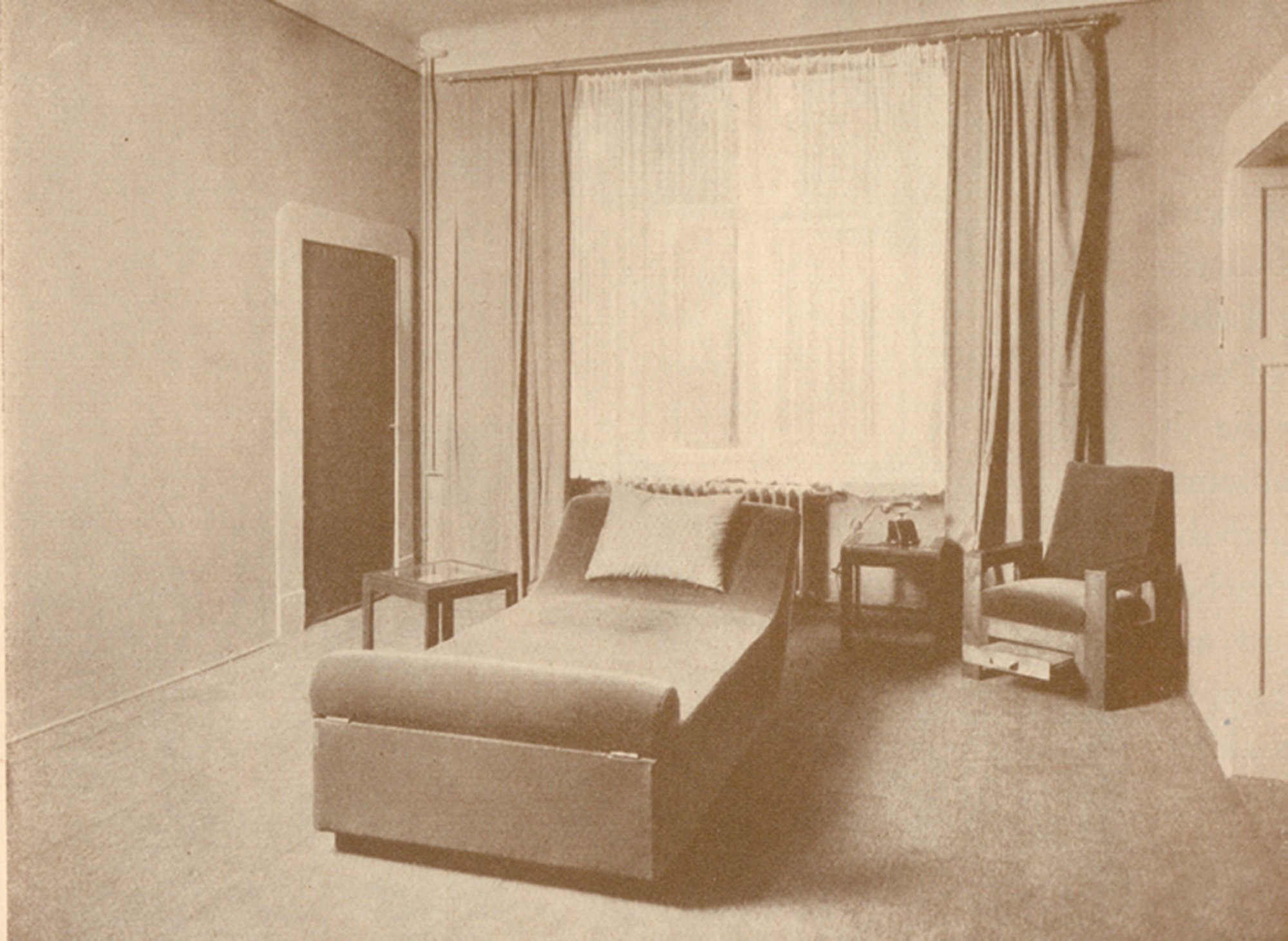 A nineteen twenty-seven photograph of the consulting room at Sanatorium Schloss Tegel, Berlin. 