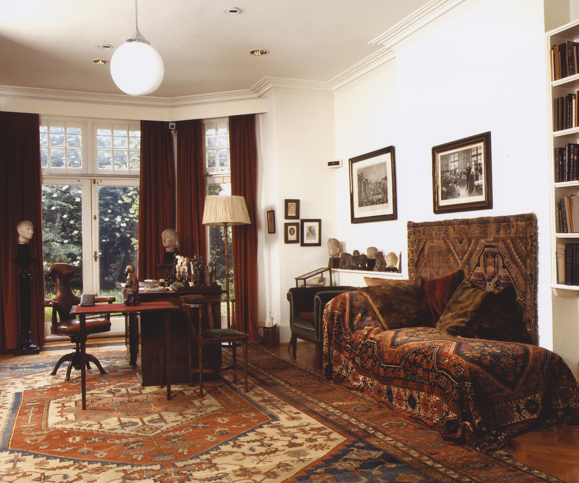 A photograph of Sigmund Freud’s consulting room in London.