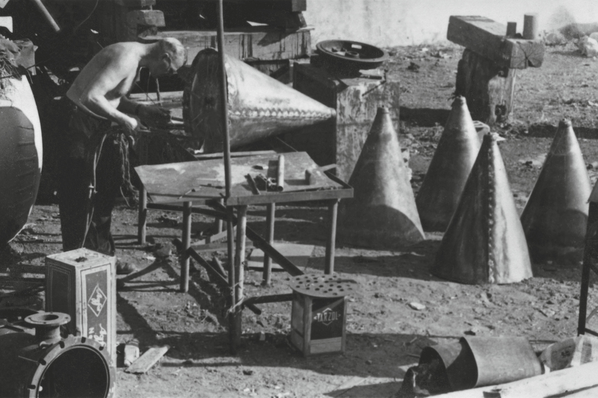 A photograph of Heinz Sellner constructing liquid-gas containers for Aquarius.