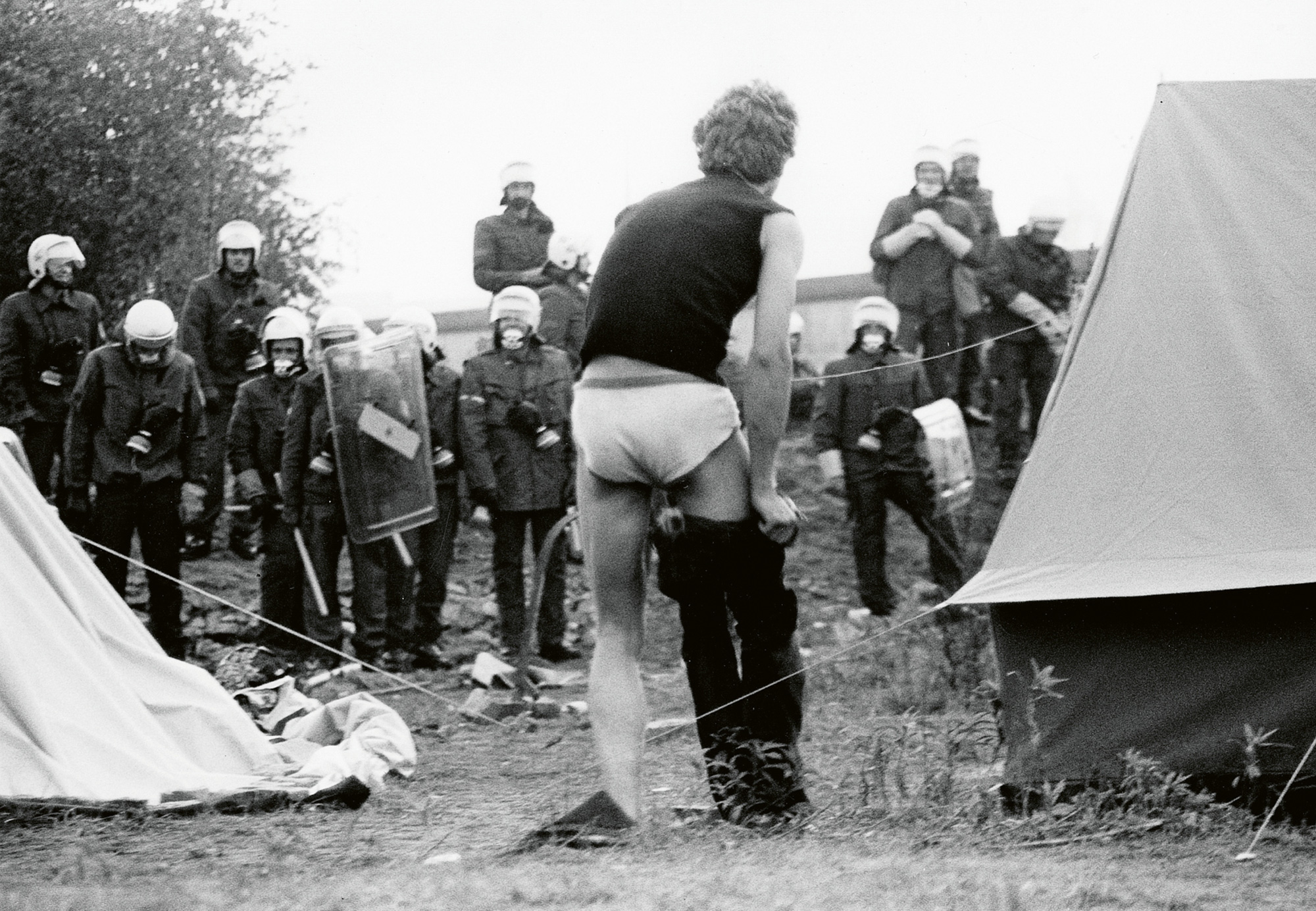 A brief moment in time. West German police surround the encampment built by protesters on the Lenné Triangle in the summer of 1988. Courtesy Umbruch Bildarchiv, umbruch-bildarchiv.de.