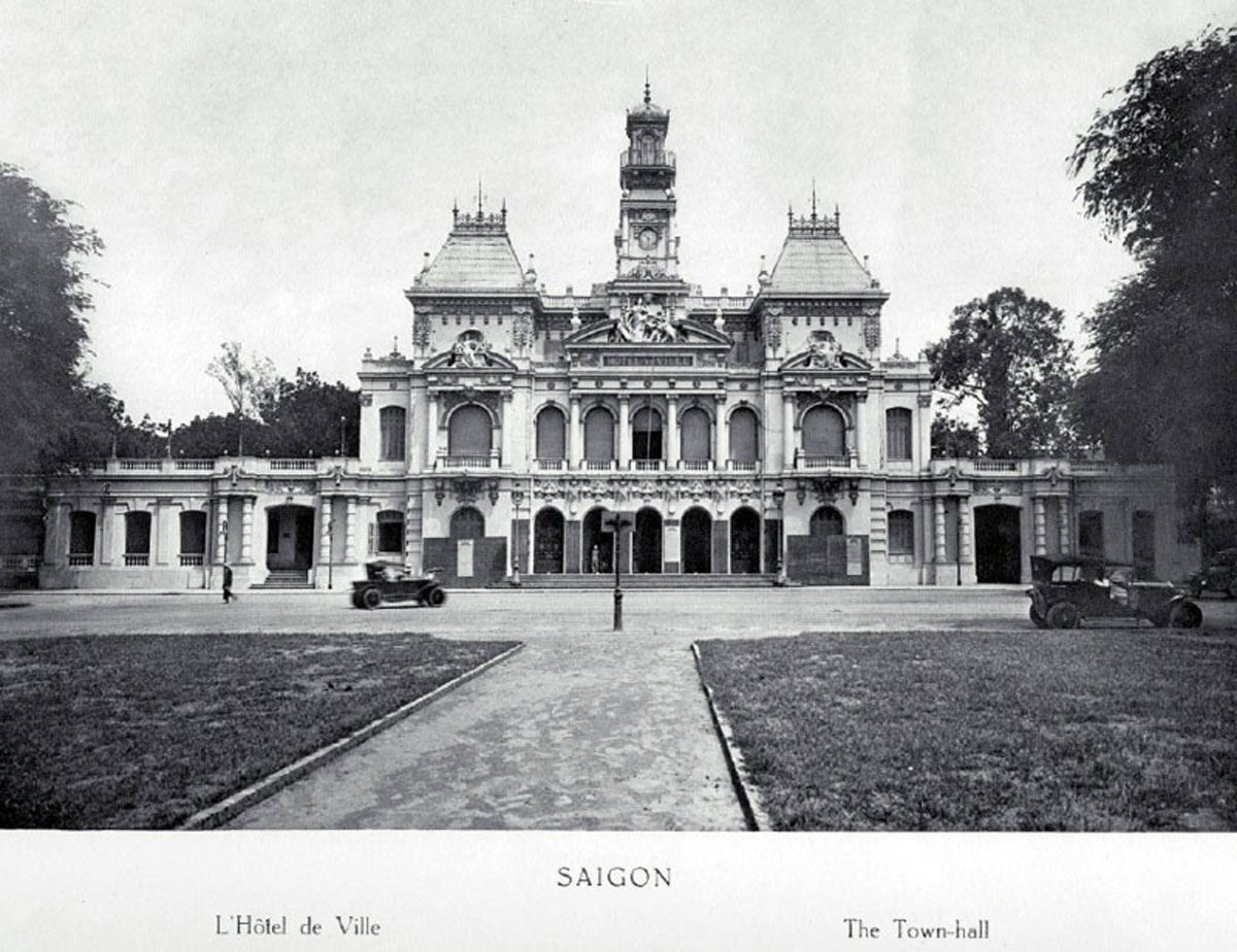 A photograph of the Hotel-de-Ville in Saigon. The image was used in the “Tourist Guide” of 1930; it was originally published in “Saigon,” published in the same year by Saigon’s Édition Photo Nadal. 