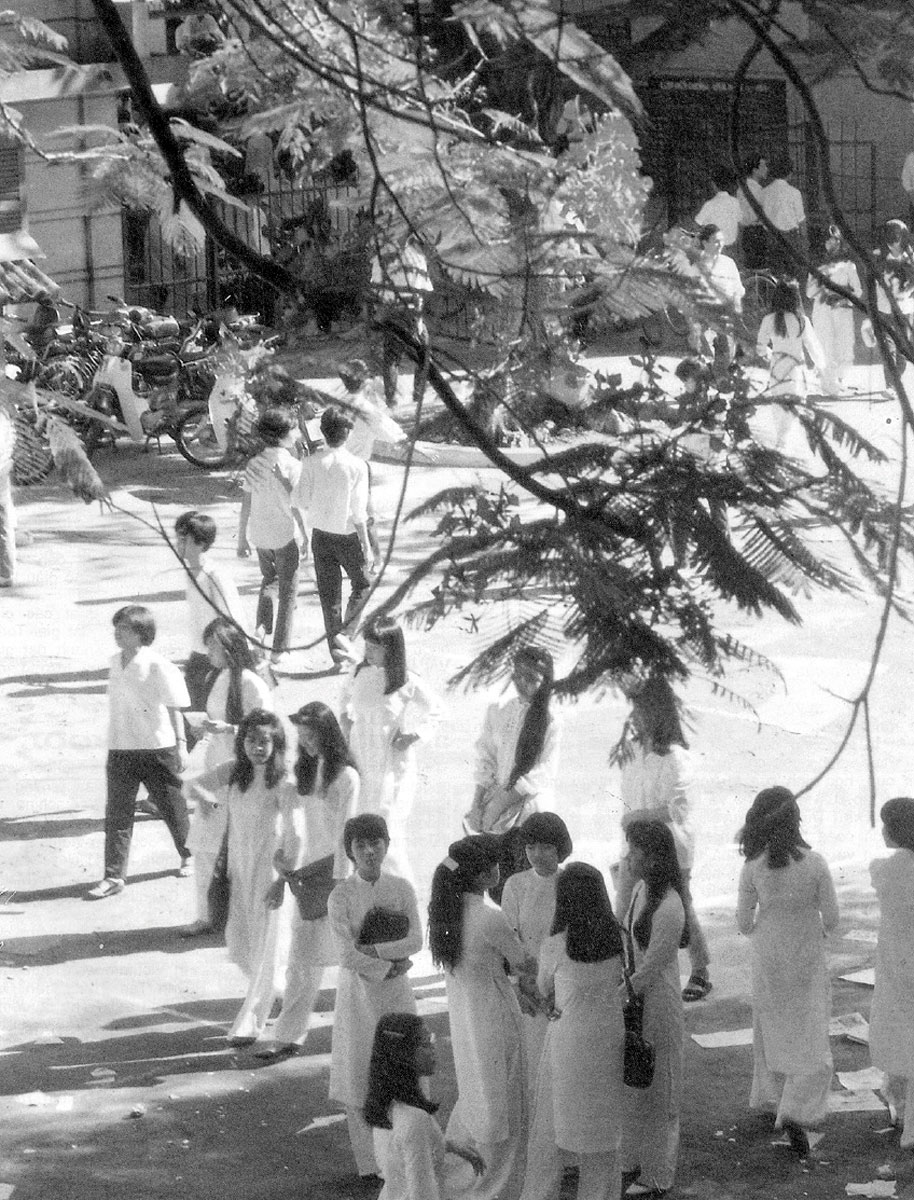 A photograph of a group of young women, an iconic image to personify the “innocence” and vitality of Saigon and the Saigonese. From a 1992 guidebook published in Vietnam entitled “Thanh pho HCM tu gioi thieu.”