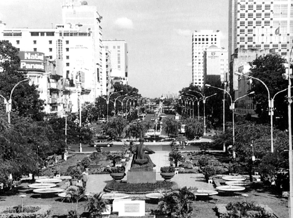 A photograph of a park and boulevard in Ho Chi Minh City published in the 2000 “Vietnam Tourist Guidebook,” published in Hanoi.