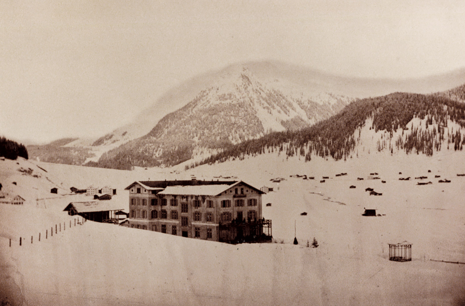 Dr. Spengler’s original sanatorium in Davos, built in 1868. The building was destroyed in a fire in 1872, and new, larger facilities were erected nearby. Courtesy Gemeinde Davos Dokumentationsbibliothek.