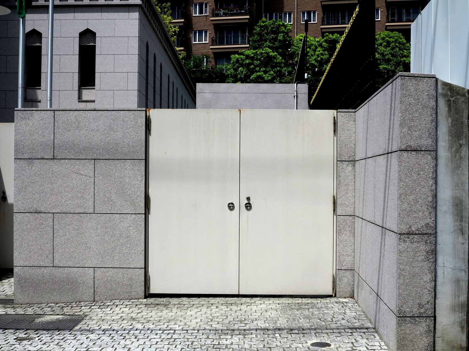 Photograph of the backdoor of an embassy.