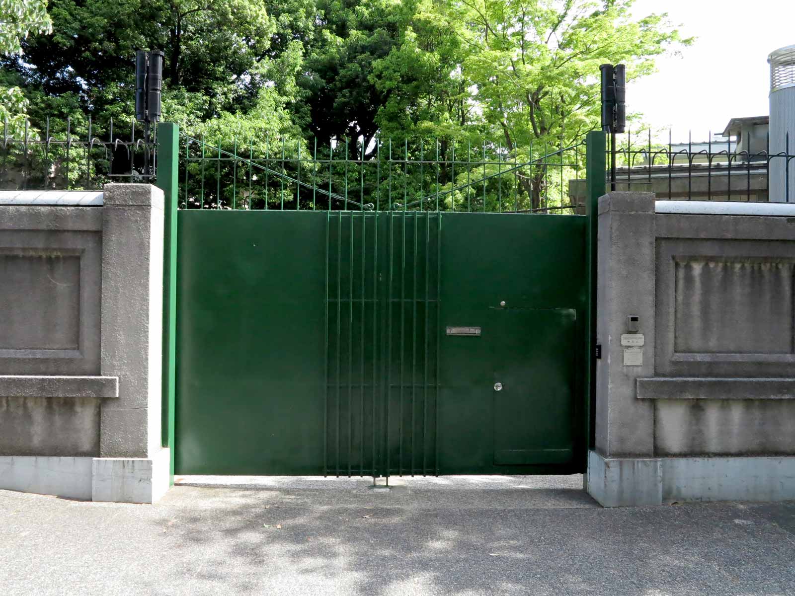 Photograph of the backdoor of an embassy.