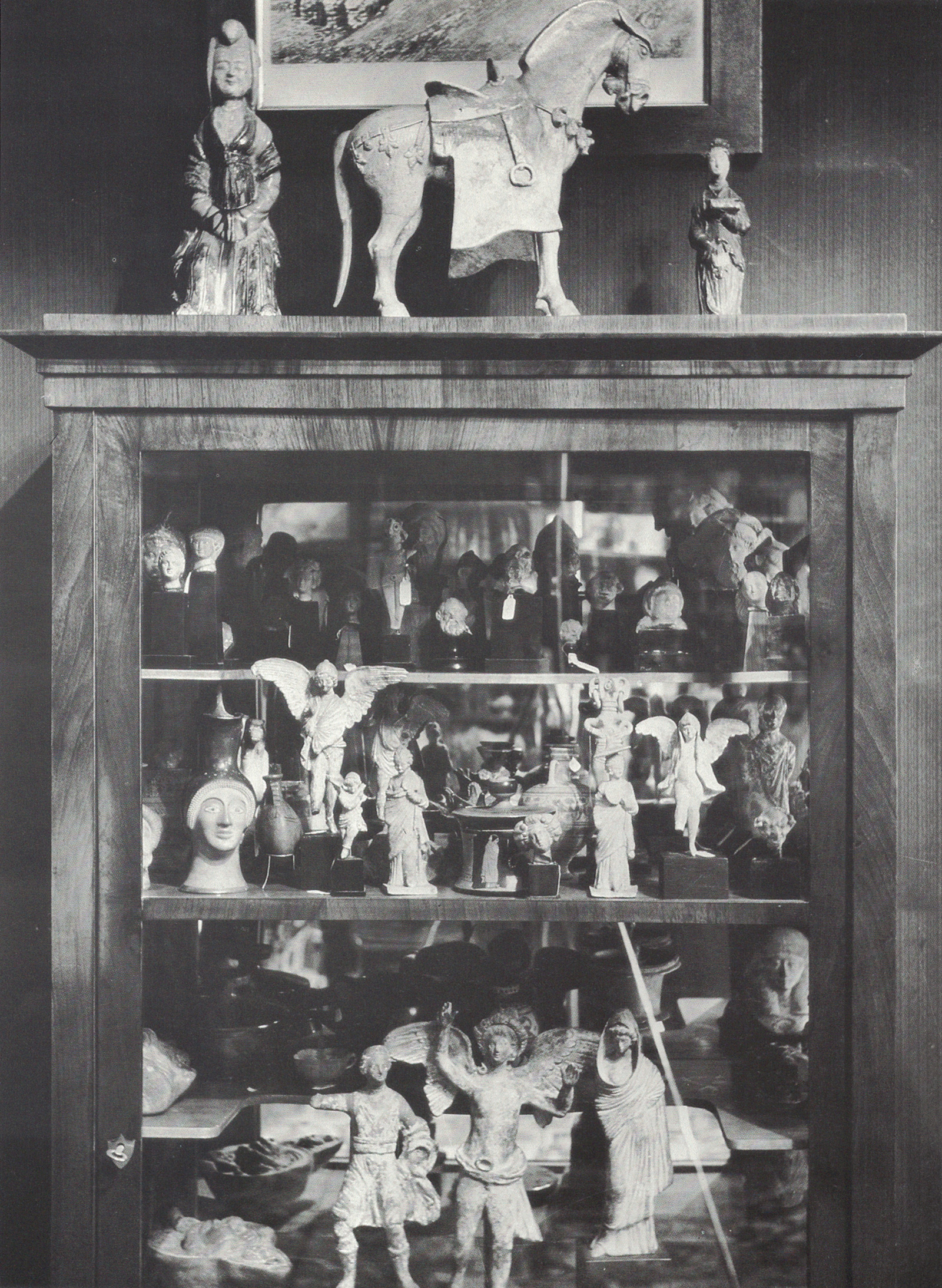 A photograph of a shelf full of antiquities in Freud’s consulting room.