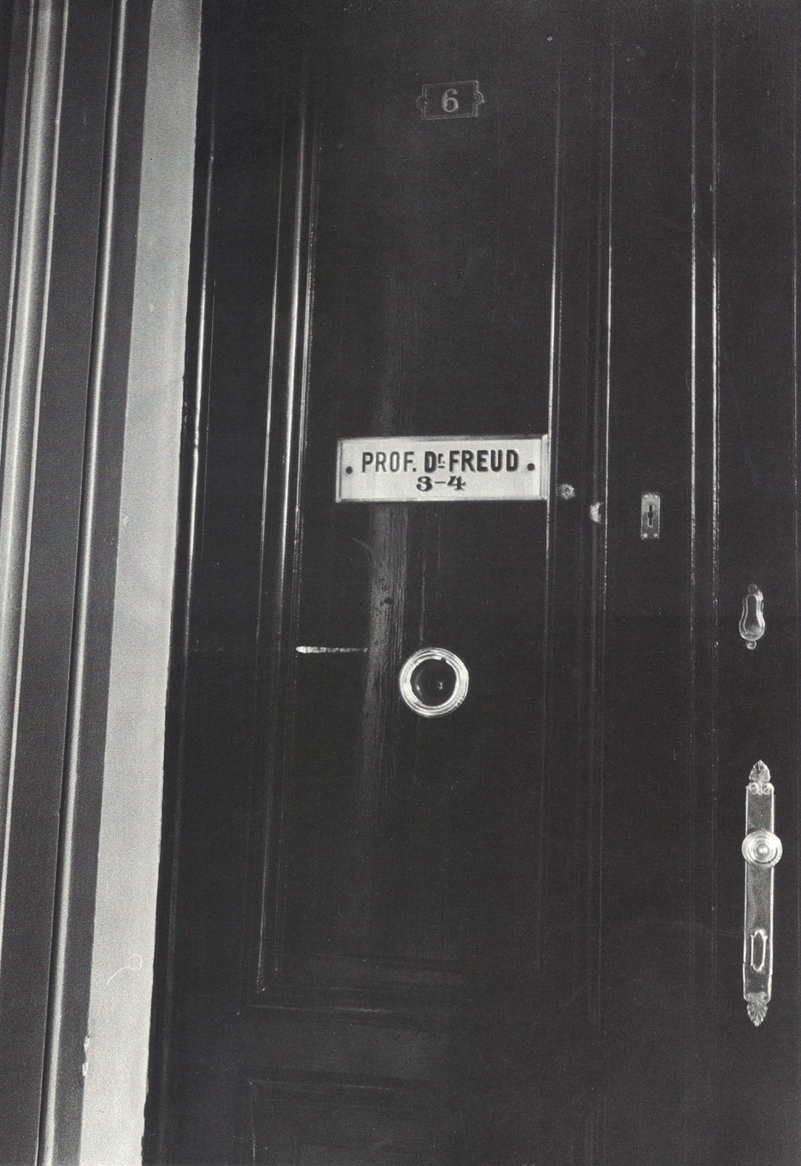 A photograph of the door to the Freud apartment.
